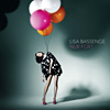 CD Tipp: Lisa Bassenge - Nur fort (Lisa Bassenge, deren samtene Stimme wie keine andere für jungen Jazz Made in Germany steht, hat mit Nur Fort ihr erstes beinahe ausschließlich deutsches Album aufgenommen und überrascht uns erneut. Unbefangen und wie selbstverständlich singt die Künstlerin zauberhafte Eigenkompositionen, sowie moderne Klassiker der deutschen Musikgeschichte und das in ihrer Muttersprache - so charmant, cool, relaxed und sophisticated, wie man es bisher noch nicht erlebt hat. Flirrend leicht durch ihre gewohnt virtuose Gesangskunst und die sensible Ausgelassenheit ihrer Band!)