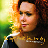 CD Tipp: Kristin Asbjörnsen - The Night Shines Like The Day (Ihre ausdrucksvollen und faszinierend schönen Songs, die überwiegend sehr ruhig und zugleich dennoch intensiv sind, spiegeln die vielfältigen musikalischen Erfahrungen wider, die die 37jährige im Laufe ihrer rund fünfzehnjährigen Karriere machte. Asbjørnsens Musik enthält - in immer wieder neuen Zusammensetzungen - Elemente von Jazz, Folk, Blues, Rock, Pop, Gospel, Spiritual und afrikanischer Musik. Und ihre oftmals rau klingende Stimme steht dabei in reizvollem Kontrast zu den sanften, wunderschönen Melodien!!)