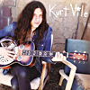 CD Tipp des Monats: Kurt Vile - B'lieve Me I'm Going Down... (Wenn Kim Gordon ein Album mit den Worten -I love this record- auszeichnet, muss es mindestens brillant sein. Womit wir bereits bei The-War-On-Drugs-Gründungsmitglied Kurt Vile und seinem neuen, mittlerweile sechsten Langspieler -B'lieve Me I'm Going Down...- wären. Dabei ist es kein Geheimnis, dass sich nicht nur die Sonic-Youth-Ikone für den Gitarristen und Singer/Songwriter aus Philadelphia begeistert. Spätestens seit seinem letzten Album -Wakin On A Pretty Daze-, das von Publikum, Kritikern und Kollegen gleichermaßen gefeiert wurde, ist der Lockenkopf im modernen Alternative-Rock-Olymp angekommen. Ganz klar, der stoische Stoner gehört mittlerweile zu den Großen. Und davon legt auch das in Los Angeles und Joshua Tree aufgenommene und gemixte -B'lieve Me I'm Going Down...- klingend Zeugnis ab.Es führt auf einer akustischen Reise von der Ost- zur Westküste und durch die Geschichte des Landes von Woody Guthrie zu Dinosaur Jr. -B'lieve Me I'm Going Down...- ist ein sehr erwachsenes und authentisches Rock-Album geworden, das in unserer schnelllebigen digitalen Zeit, in der alles möglich scheint, fokussiert, klar und aufrichtig für angenehm frischen Wind sorgt.)