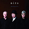 CD Tipp des Monats: Nits - Malpensa (Nits war immer ein besonderer Kunstgenuss. Musik zwischen Kammer Pop, Avantgarde und Alternative Music und machte die mittlerweile als Trio agierenden Musiker zu genreübergreifenden Ästheten der Gilde. In ihrer über nun schon achtunddreißigjährigen Karriere sind sie immer noch unkalkulierbar, kritisch, innovativ und nach dem Stand der Malpensa-Dinge auch zeitlos. Beim vorliegenden Album liegt die Kraft in der Ruhe. Einerseits kann man bei -Malpensa- die Seele baumeln lassen, andererseits braucht die Platte die gesamte Aufmerksamkeit, denn sowohl Songwriting als auch Arrangements sind eine Klasse für sich. Das Trio war und ist verliebt in Details, die es zu entdecken gibt. Es ist schon erstaunlich, wie diese Band mit ihren Sound-Zaubereien immer noch beeindruckt. Die Klangfülle ist zum mit der Zunge schnalzen. Auf einer imaginären Reise von Mailands Flughafen Malpensa über den Tahir-Platz in Kairo, Kölns Hohenzollernbrücke und New Yorks verschwundene Twin Towers inklusive Abstechern nach Bern, Berlin und Wuppertal zeigen die Nits wieder Sinn für effektvoll instrumentierte Songs!)