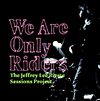 CD Tipp: Various - We are only riders (Allein die Entstehungsgeschichte der Platte könnte We Are Only Riders zu einem Juwel machen: Neue, bislang unveröffentlichte Songs von Jeffrey Lee Pierce, dem Vorsitzenden des Gun Club und einem der bedeutendsten Songwriter der Achtziger, einer der am Leben scheiterte, dabei aber in der Lage war, sein Leiden am Leben in großartige, vor allem aber einzigartige Songs zu packen. Es sind eigentlich nur drei neu entdeckte Songs in jeweils drei Varianten - gesungen von alten Helden wie Nick Cave, Mark Lanegan, Lydia Lunch oder dem Sänger von 16 Horsepower. Einschlägig Verdächtige, die man schon immer wegen ihrer Affinität zum bluesschwangeren Schwermutspunk mochte. Musiker, die ihren Hang zu Country und dem Blues so wie Pierce immer ausgelebt haben. Diese CD ist ein Spiel mit der Vergangenheit, eine Retrokanone mit Charme!)