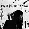 CD Tipp des Monats: Patti Smith - Banga (Patti Smith ist sicher eine der wichtigsten Künstlerinnen unserer Zeit. Entsprechend groß waren die Erwartungen an -Banga-, das neue Studioalbum der einst als -Queen of Punk- bezeichneten Künstlerin, das seine Runden um die großen, die allergrößten Themen der Menschlichkeit zieht: Liebe, Tod, Hass, Sehnsucht. Irgendwo dazwischen hat sie ein Geburtstagsständchen an Busenfreund Johnny Depp versteckt (Nine), eine Meditation über Amy Winehouse untergebracht (This is the girl) und ihr Erschrecken über die Katastrophen in Japan artikuliert (Fuji-san). Herausgekommen ist ein abwechslungsreiches Album, das vor allem eines ist: gute Unterhaltung. Der vielleicht beste Song steht gleich am Anfang: -Amerigo- ist ein Nachdenken über die Schrecken der Kolonialisierung, über die Naivität und den Mut der Weltentdecker. Es ist die Geschichte von Amerigo Vespucci, dem Namensgeber Amerikas. Während Smith -And the sky opened / And we laid down our armor- singt, zieht sich die Schlinge langsam zu. Ein zynischer Rocksong. Die sanfte Single -April fool-, so harmlos wie schön, tänzelt körperlos durch den Frühlingsregen und das schwere -Tarkovsky (The second stop is Jupiter)- verstört mit seinem Eskapismus die sanften Gemüter. Verschleiert sind die Songs, sie liegen im Nebel. Doch sind sie niemals einschläfernd oder belanglos. Sie fassen nach den Beinen und ziehen den Hörer langsam hinab zum Grund. Mit dem sanften, wunderschönen -After the gold rush- leitet Smith das versöhnliche Ende des Albums ein. Ein einsames Piano, eine leise Akustikgitarre genügen Patti Smith, um der Welt einen Gruß zuzurufen und die Menschen aufzufordern, mit ihr ins Reine zu kommen. Der Kinderchor mag kitschig sein, betont aber doch die Verantwortung, die jeder menschliche Weltenbürger hat. -Just kids- ist das Finale, das man sich gewünscht hat: Tiefe Gitarren, ein bedrohliches Schlagzeug. Patti Smith spricht verschwörerisch und am Ende fühlt man sich wie ein Indianer, der ums Lagerfeuer tanzt. -Banga- funktioniert nicht nur im Kopf. Es geht auch durch Mark und Bein!-Christian Preußer-)