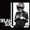 CD Tipp des Monats: Selah Sue - dto. (Selah Sue hat eine gehörige Portion Dreck in der Stimme und wirkt in ihrer Erscheinung dabei jugendlich-unverblümt und erfrischend gelassen. Eine Singer-Songwriterin und Reggae-/Hip-Hop-Künstlerin, mit einer einzigartigen Soulstimme. Die Rhythmik des Gesangs erinnert immer wieder an Reggae, im Pidgin des jamaikansichen Patois scheint sich Selah Sue sehr sicher zu fühlen. Ihre erste CD ist von Hip-Hop, von Bass und Drumsounds geprägt ohne je zu verleugnen, Reggae, Soul und R & B tief verinnerlicht zu haben. Und mit dieser Produktion kann sie sich problemlos irgendwo zwischen Adele und Amy Winehouse plazieren. Mitreissend!!)