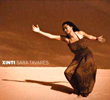 CD Tipp: Sara Tavares - Xinti (Sara Tavares kam 1978 als Kind kapverdischer Eltern in Lissabon zur Welt. Und diese Einflüsse spiegeln sich in ihrer Musik wieder. Auf ihrem neuen Album Xinti (Fühl es) vermischt Sara Tavares Pop, Soul, Jazz, die Morna der Kapverdischen Inseln, portugiesischen Fado und afrikanische Rhythmen zum unverwechselbaren Personalstil, und ihre Songtexte in der Muttersprache Crioulo (mit Lehnworten aus dem Englischen und Französischen), Portugiesisch und dem urbanen Straßen-Slang unserer Tage weisen sie als multikulturelles Geschöpf im Zeitalter der Globalisierung aus. Magisch schön mit teilweise funky groovender Perkussion!!)