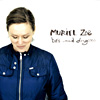 CD Tipp des Monats: Muriel Zoe - Birds & Dragons (Ein, zwei Lieder braucht es nur, dann nimmt einen diese Stimme unwiderruflich gefangen. Ein warmes Timbre füllt den Raum, wandlungsfähig und von einer unaufdringlichen Emotionalität. Muriel Zoe hat auf Birds and Dragons, ihrem vierten Album, zwölf Lieder von wunderbarer Leichtigkeit versammelt. Ihre transparenten Gitarrenpickings und eine schlafwandlerisch groovende Band legen das musikalische Fundament für die leisen Geschichten, die die Sängerin zu erzählen hat - und die umso eindringlicher wirken, je weiter sich die Stimme ins Beiläufige zurückzieht. Musik, in der viel Sehnsucht, aber auch eine bemerkenswerte Gelassenheit steckt. Ort der Aufnahme-Sessions war das altehrwürdige Hafenklang Studio am Hamburger Fischmarkt, das sich seinen Platz inmitten der neu entstandenen Kulisse am Hafenrand bewahrt hat. Ein passender Ort. Denn etwas Zeitloses zeichnet auch die Songs auf Birds and Dragons aus. Eine Mischung aus Country, Folk, Pop. Eine Singer-Songwriterin, die sich lässig und leise beobachtend in den Zwischenwelten der Melancholie bewegt. Bewegend!)